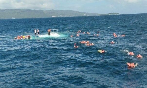 Κρουαζιέρα τρόμου: Δεκάδες επιβάτες επιπλέουν στη θάλασσα της Καραϊβικής μετά τη βύθιση καταμαράν 