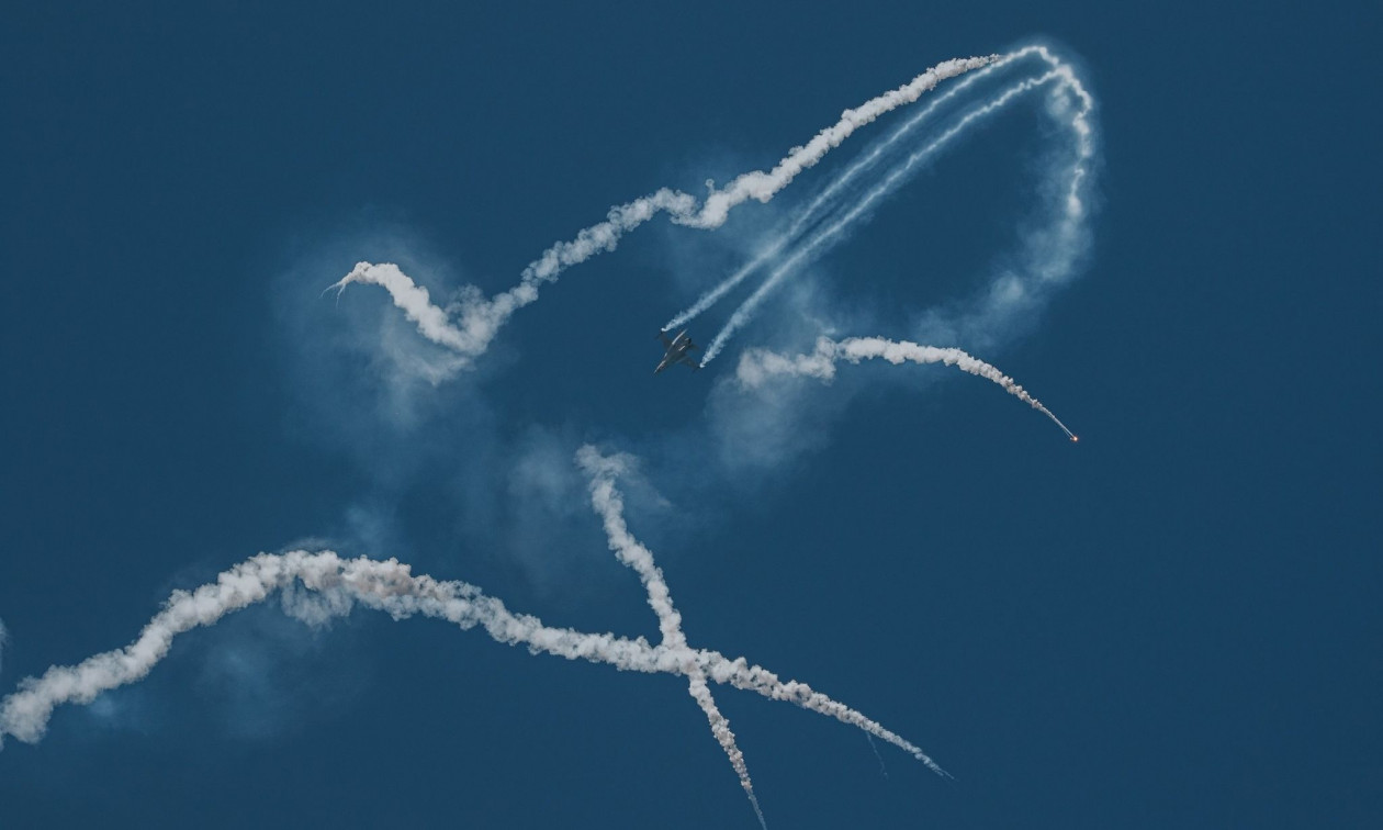 Ηράκλειο: Εντυπωσιακό θέαμα στον ουρανό από την ομάδα «ΖΕΥΣ» της Πολεμικής Αεροπορίας