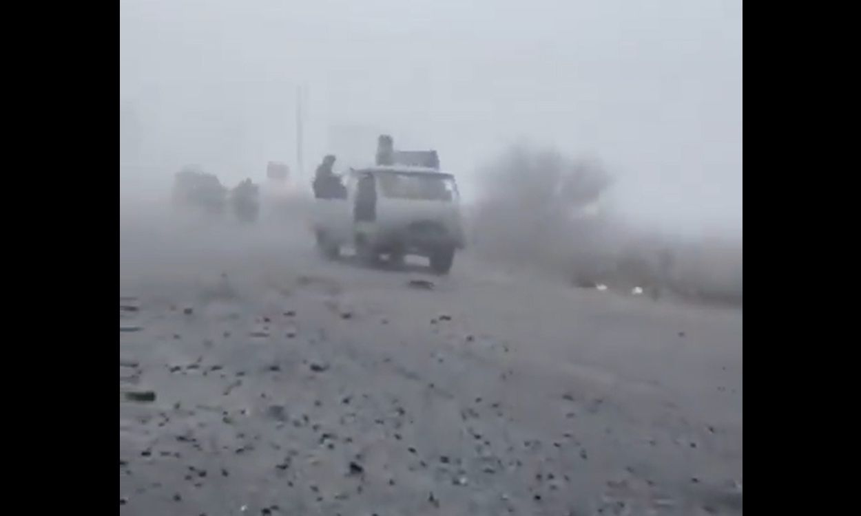 Mad Max: Ρώσοι στρατιώτες μπαίνουν στο Ποκροφσκ με μοτοσυκλέτες και μισοκατεστραμμένα οχήματα