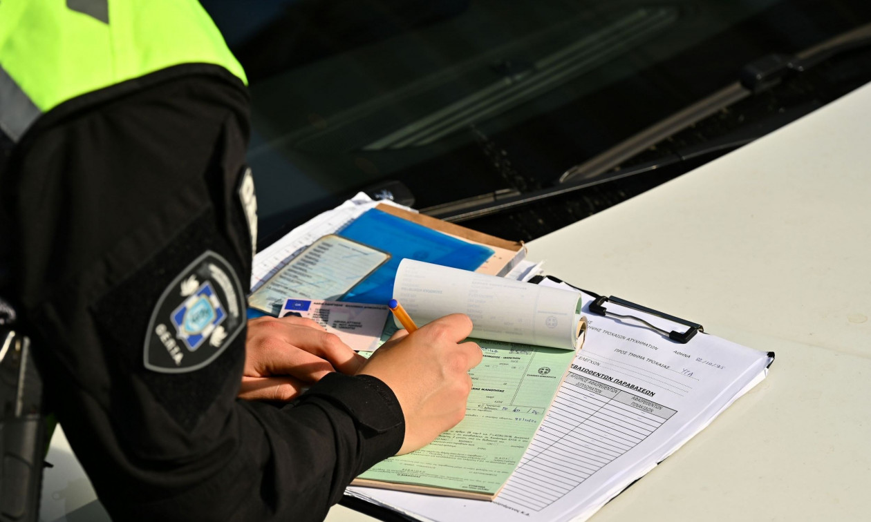 Οδηγός παρέσυρε και τραυμάτισε τροχονόμο σε μπλόκο στην Πάτρα