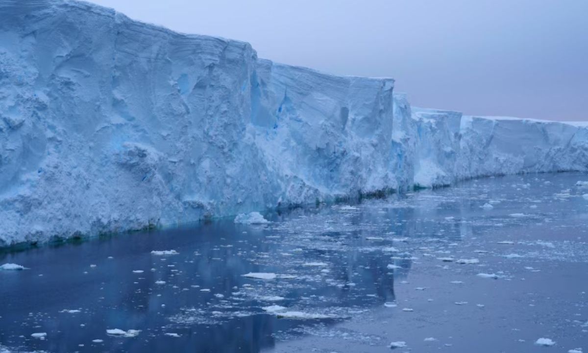 Επιστήμονες εντοπίζουν μια διαδικασία που επιταχύνει τη διάλυση του «παγετώνα της τελικής κρίσης»