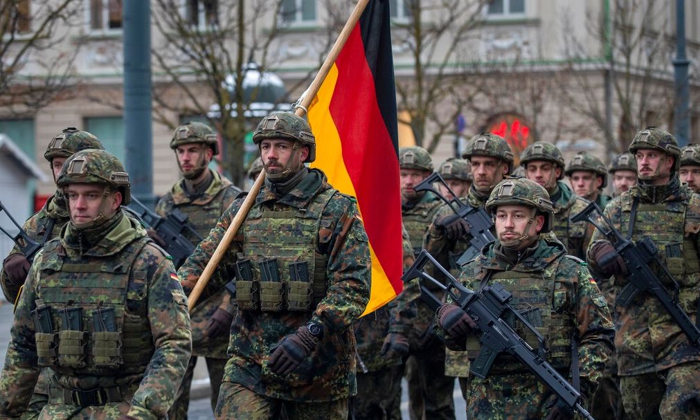 Politico: Ο επανεξοπλισμός της Γερμανίας ανατρέπει την ισορροπία δυνάμεων στην Ευρώπη