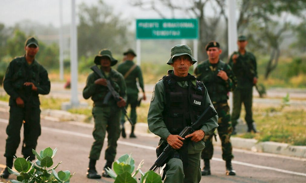 Συναγερμός στη Βενεζουέλα: Μαζική ανάπτυξη του στρατού εν όψει της άφιξης του Gerald Ford