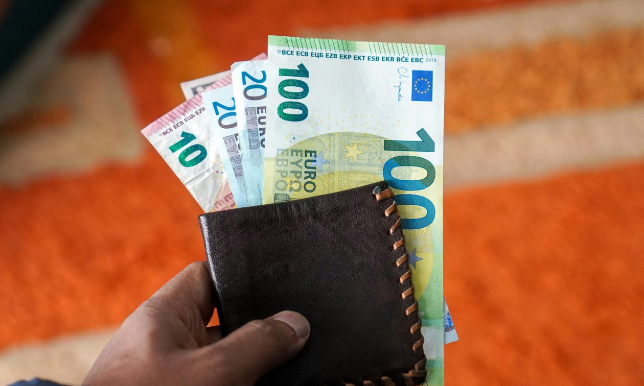 Δώρο Χριστουγέννων: Νωρίτερα φέτος η καταβολή του – Υπολογίστε πόσα χρήματα θα πάρετε