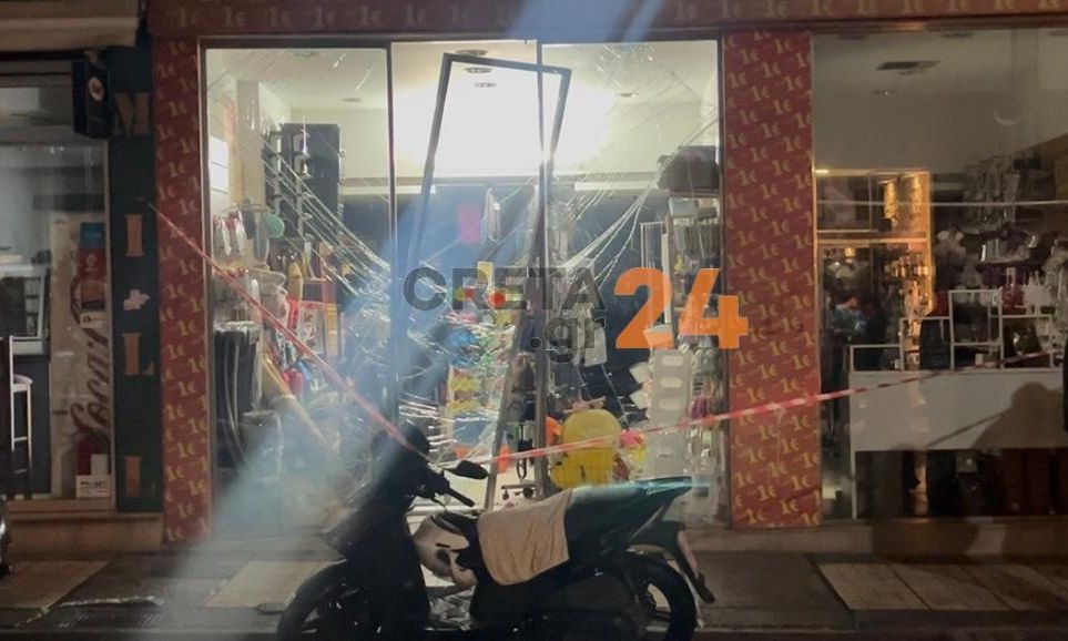 Αυτοκίνητο στο Ηράκλειο έπεσε σε βιτρίνα καταστήματος
