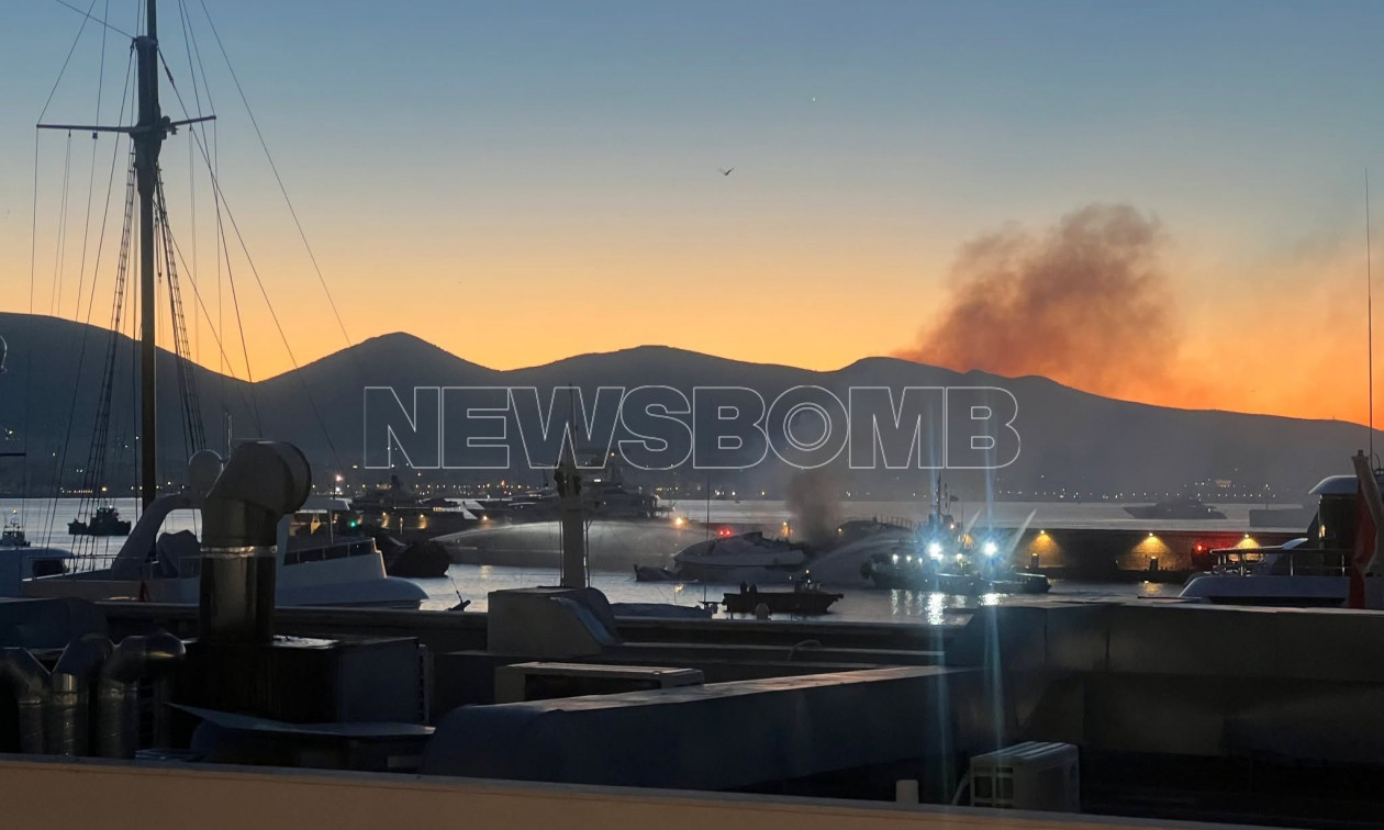 Φωτιά στη Μαρίνα Ζέας: Σε εξέλιξη η κατάσβεση σε ένα από τα σκάφη που τυλίχθηκαν στις φλόγες