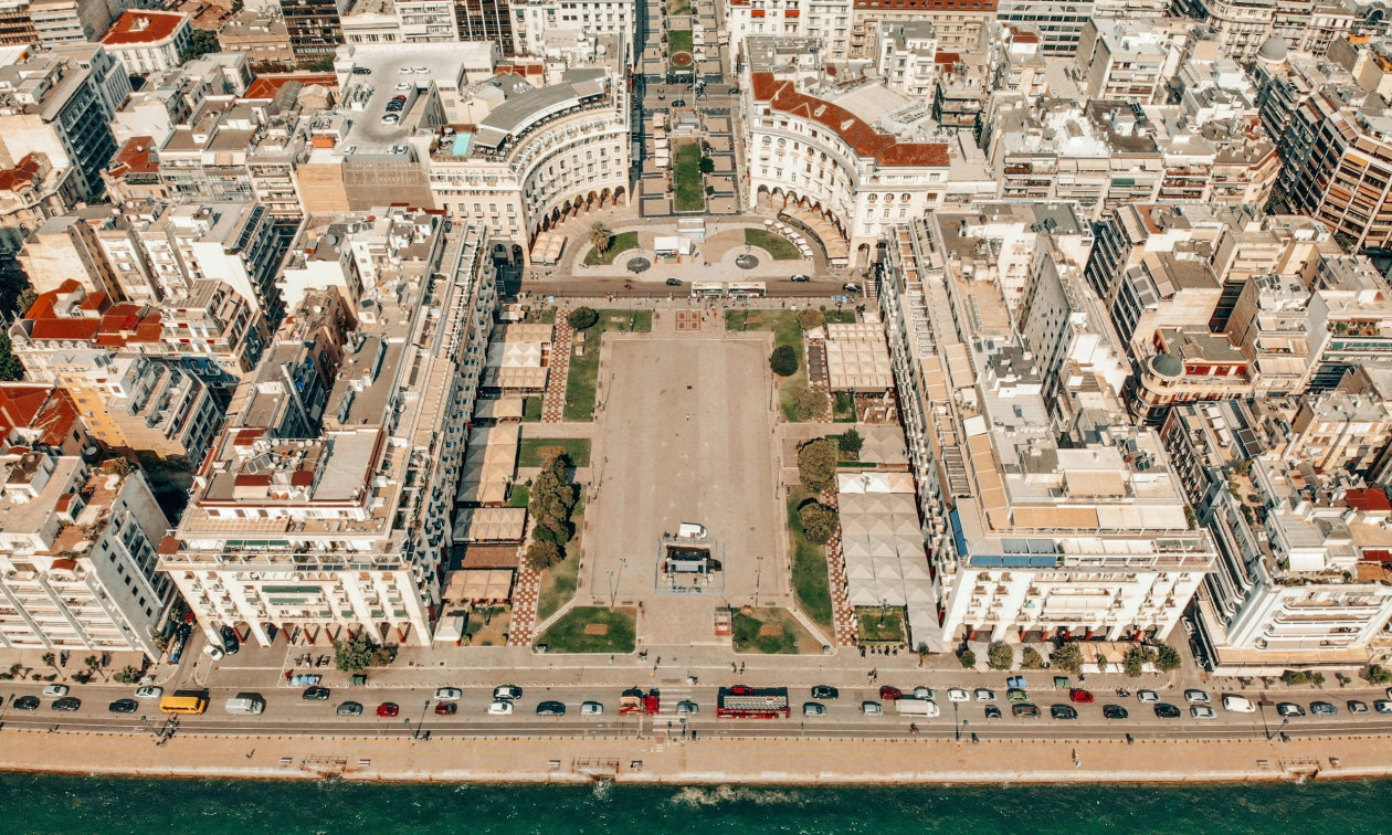 Θεσσαλονίκη – Τέλος στο κυκλοφοριακό χάος: Ο νέος χάρτης στάθμευσης για τουριστικά λεωφορεία