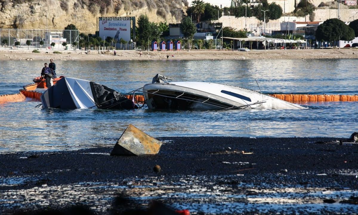 Βυθίστηκαν 4 σκάφη: Πώς ξεκίνησε η φωτιά στη Μαρίνα Ζέας που έκαψε ιστιοφόρο και τρία γιοτ