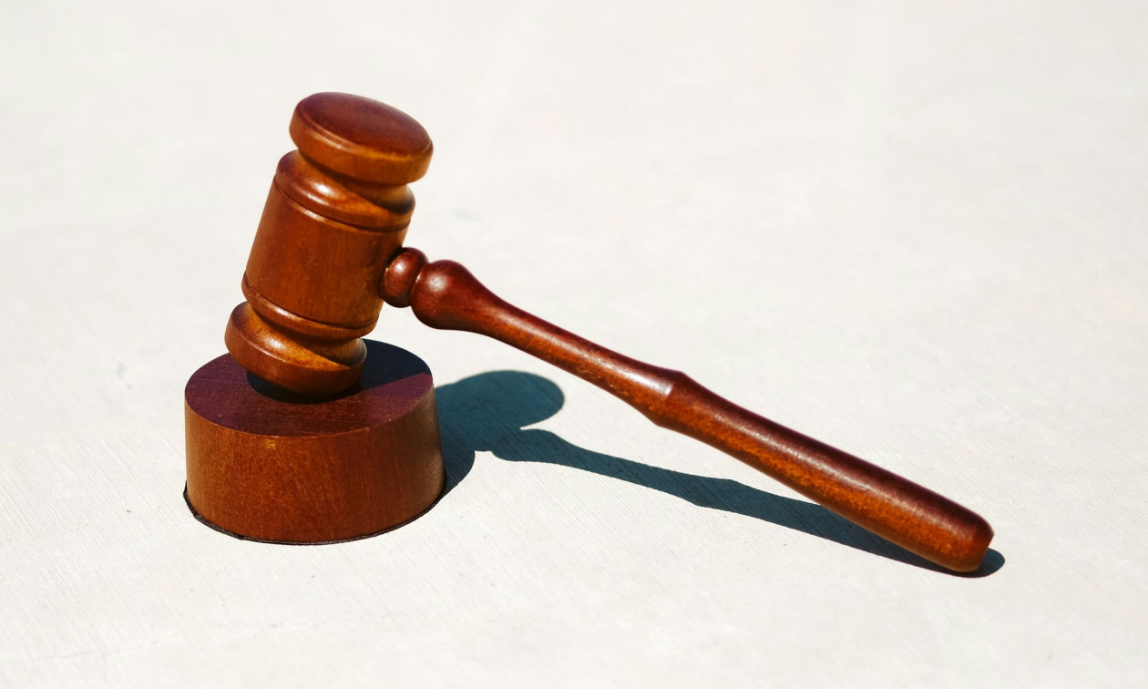 Ελεύθερος, παρά την καταδίκη, κατηγορούμενος για γενετήσια πράξη με 14χρονη στο Βόλο