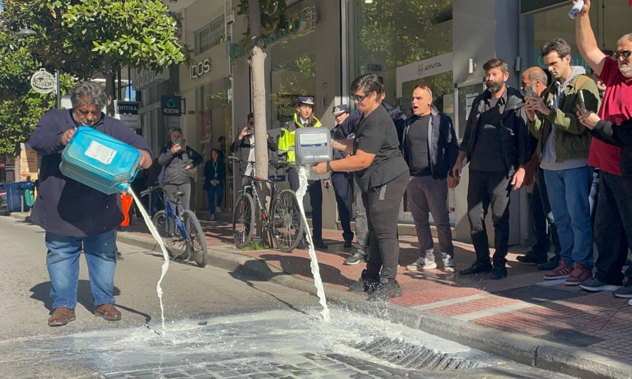 Λάρισα: Οργισμένοι κτηνοτρόφοι έριξαν γάλα στον δρόμο – «Είστε ανεπιθύμητοι στη Θεσσαλία»