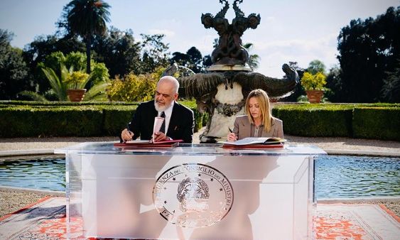 Μελόνι: «Τα κέντρα στην Αλβανία θα λειτουργήσουν – Η ευθύνη δεν είναι δική μου» – Σλάιν: «Απέτυχες»