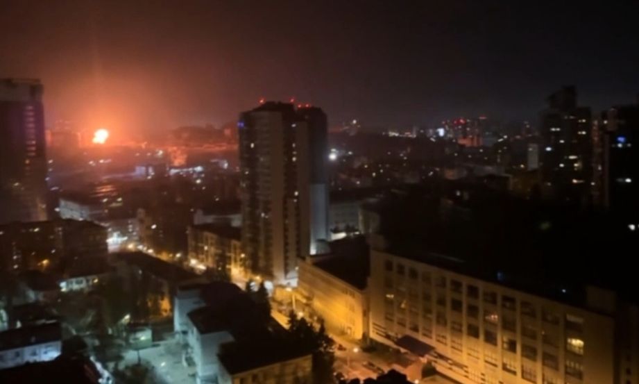 Ουκρανία: Νέο ρωσικό σφυροκόπημα στο Κίεβο – Τουλάχιστον ένας νεκρός και 24 τραυματίες