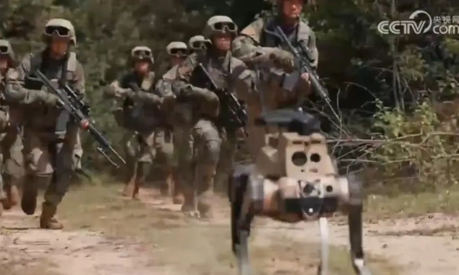 «Ρομπότ λύκοι» στην πολεμική μηχανή της Κίνας: Εντοπίζουν και εξαλείφουν τον εχθρό σε δευτερόλεπτα