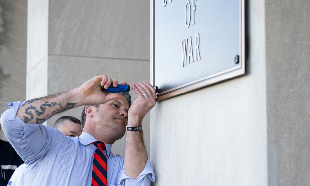 ΗΠΑ: Και επίσημα υπουργείο… Πολέμου το πάλαι πότε Άμυνας – Βίδωσε την επιγραφή ο Χέγκσεθ – Βίντεο