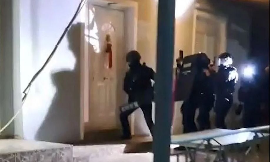 Νέο βίντεο από τη μεγάλη επιχείρηση της ΕΛΑΣ σε καταυλισμούς Ρομά για τηλεφωνικές απάτες