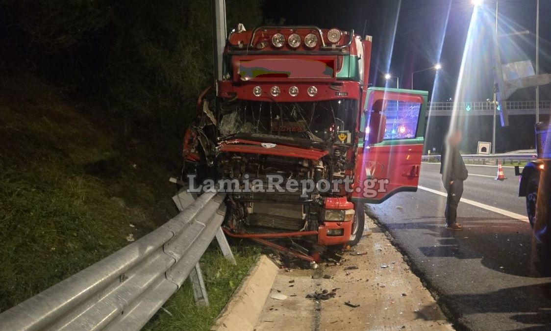 Λαμία: Εκτροπή νταλίκας στην εθνική οδό κοντά στα Καμένα Βούρλα – Δείτε φωτογραφίες