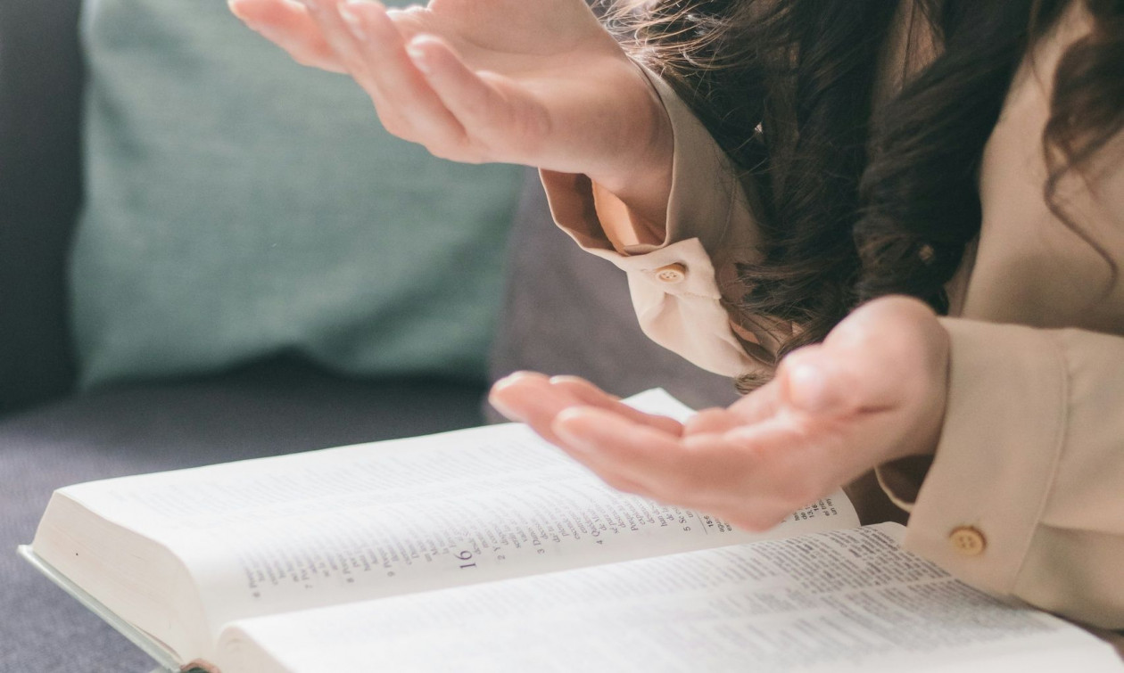 Η πολυγλωσσία μειώνει στο μισό τον κίνδυνο επιταχυνόμενης γήρανσης – Τι δείχνει νέα μελέτη