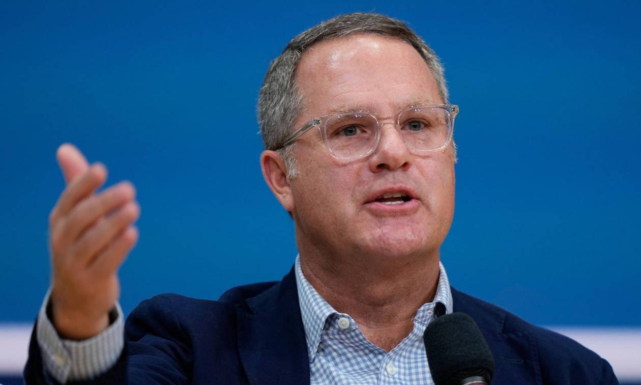 Ο CEO της Walmart, Doug McMillon, θα αποχωρήσει από τη θέση του στις αρχές του 2026