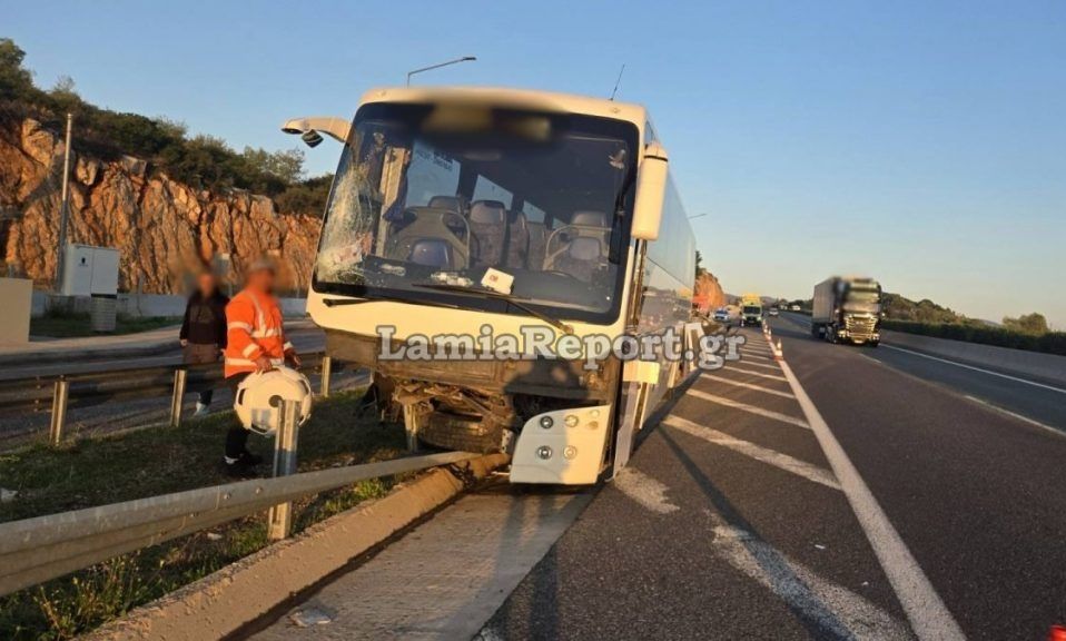 Εθνική Οδός: Τουριστικό λεωφορείο προσέκρουσε σε μπάρες – Πέντε επιβάτες και ο οδηγός στο νοσοκομείο