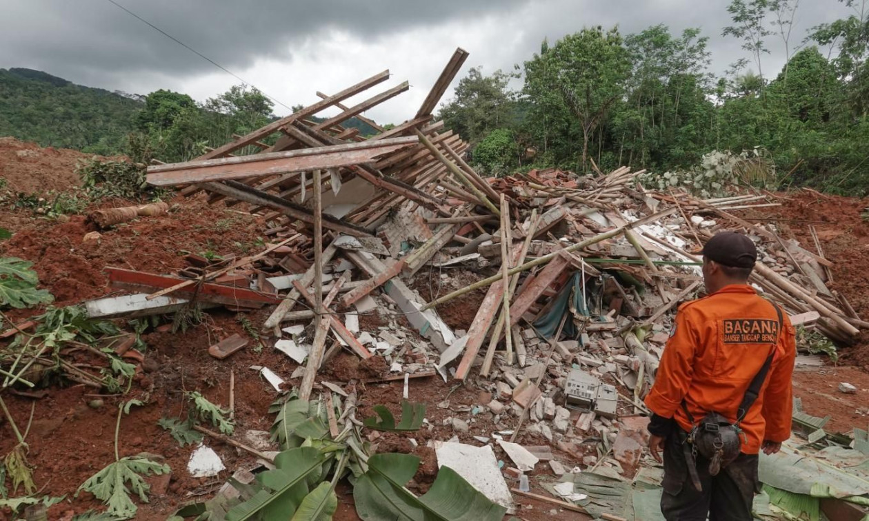 Ινδονησία: Κατολίσθηση έθαψε δεκάδες σπίτια – Τουλάχιστον έξι νεκροί και 17 αγνοούμενοι