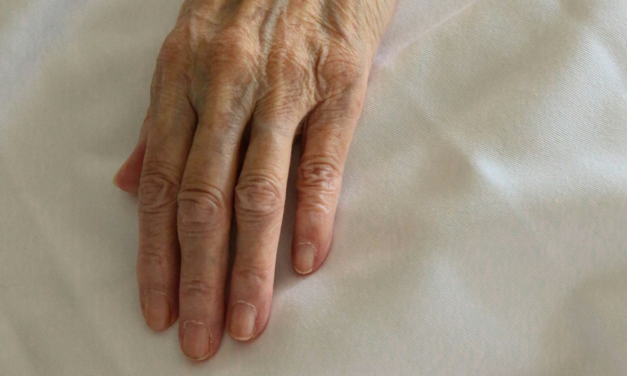 Τρομακτική καταγγελία για κακοποίηση γιαγιάς σε οίκο ευγηρίας – «Ήταν μαυρισμένα τα πόδια της»