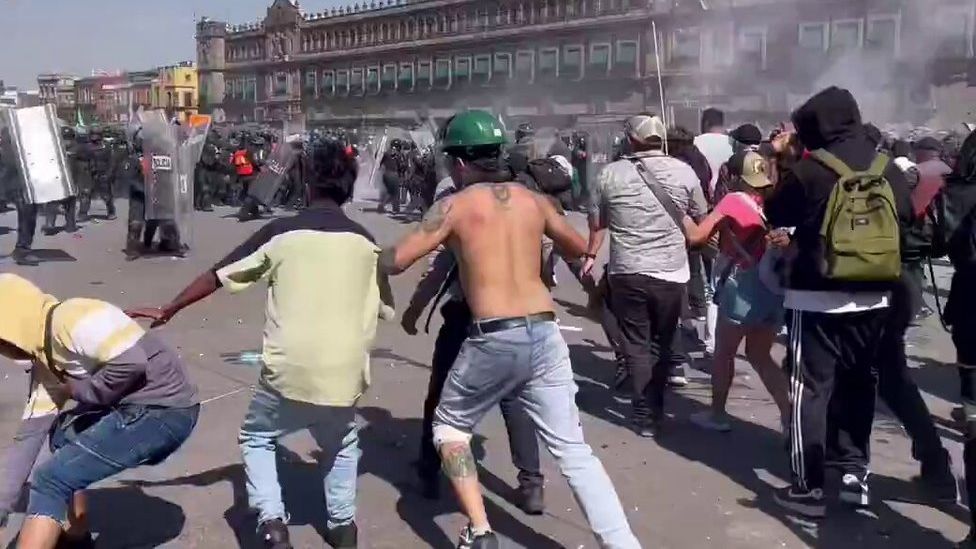 Μεξικό: Βίαια επεισόδια σε διαδηλώσεις κατά της εγκληματικότητας – 100 τραυματίες αστυνομικοί