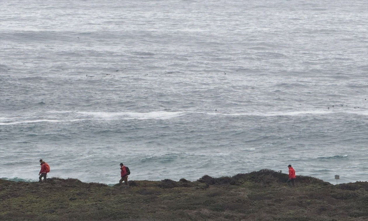 Καλιφόρνια: Πατέρας ανασύρθηκε νεκρός και η κόρη του αγνοείται μετά την παράσυρσή τους στη θάλασσα
