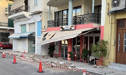 Αναστάτωση στον Άγιο Νικόλαο: Τμήμα μπαλκονιού έπεσε στο έδαφος