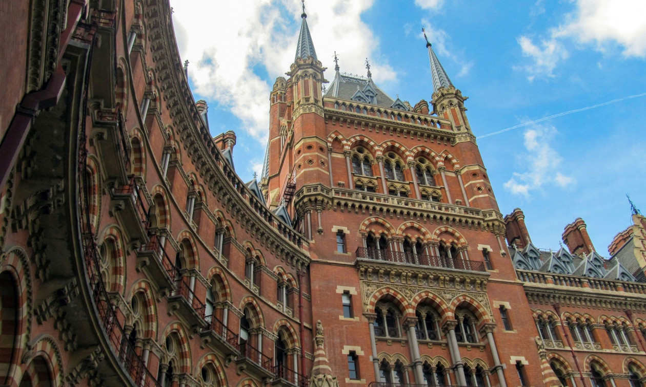 Από σιδηροδρομικοί σταθμοί σε… ξενοδοχεία – Ιστορικά κτήρια που σώθηκαν από την κατεδάφιση