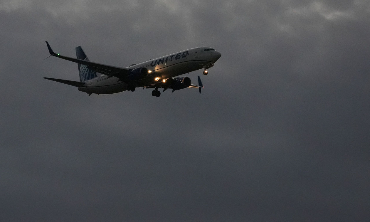 Πανικός σε πτήση της United Airlines – Αναγκαστική προσγείωση έπειτα από απειλή για βόμβα σε βαλίτσα