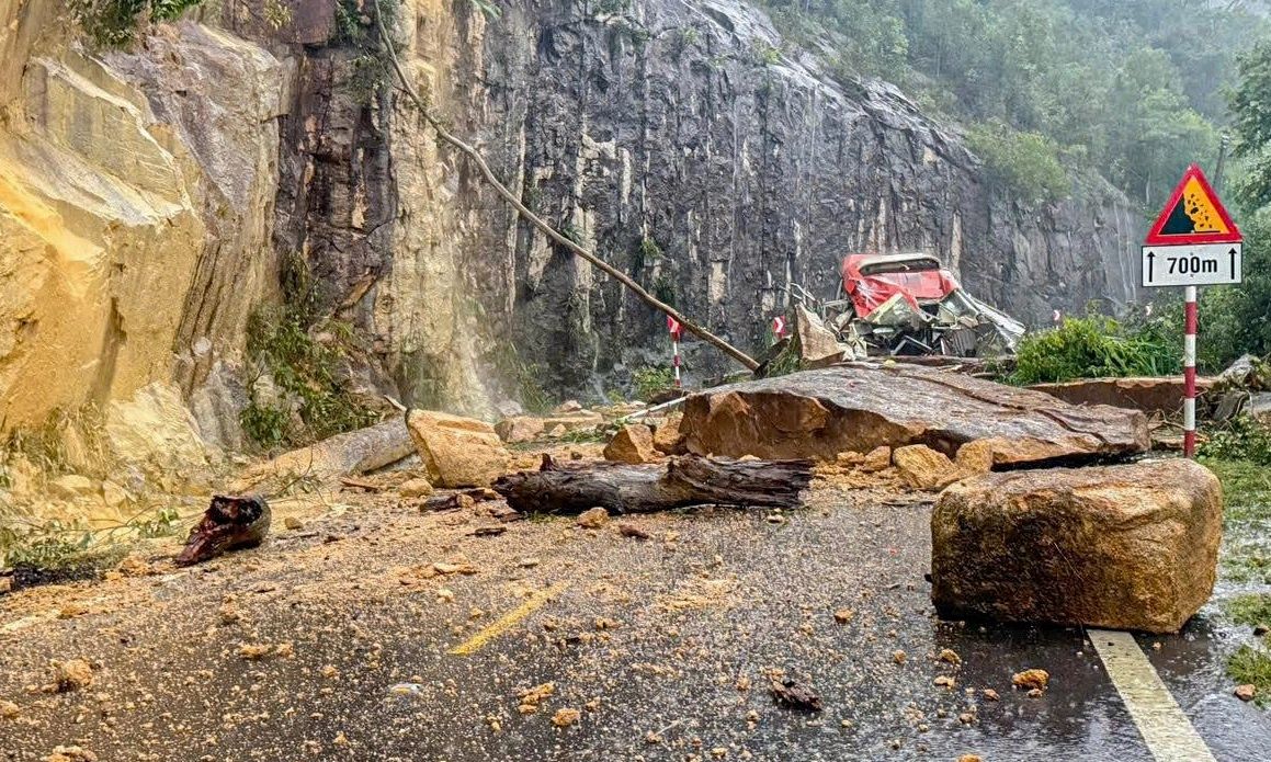 Τραγωδία στο Βιετνάμ: Κατολίσθηση «έθαψε» λεωφορείο – Έξι νεκροί, 19 τραυματίες