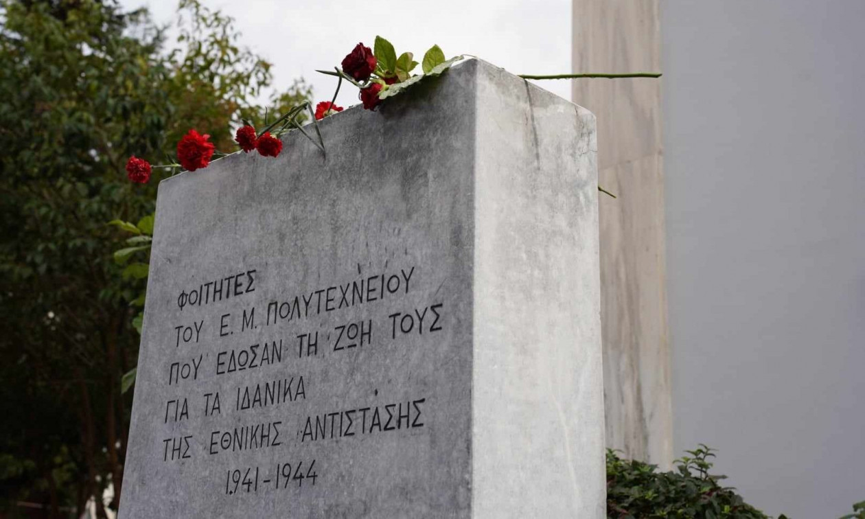 Πολυτεχνείο: Ο εορτασμός της πρώτης επετείου και η απαγγελία της «Ρωμιοσύνης» από τον Ρίτσο