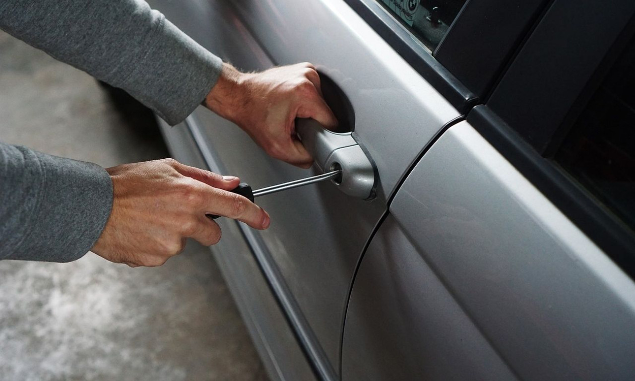 Γλυφάδα: Εξάρθρωση συμμορίας διαρρηκτών – Συνελήφθη 42χρονος επ’ αυτοφώρω με… jammer στο χέρι