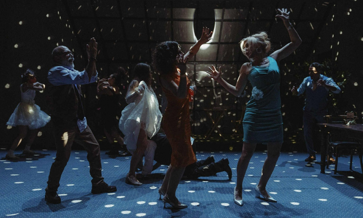 «Μέχρι να σβήσουν τ’ άστρα»: Η παράσταση του Βαγγέλη Θεοδωρόπουλου για τις οικογενειακές σχέσεις