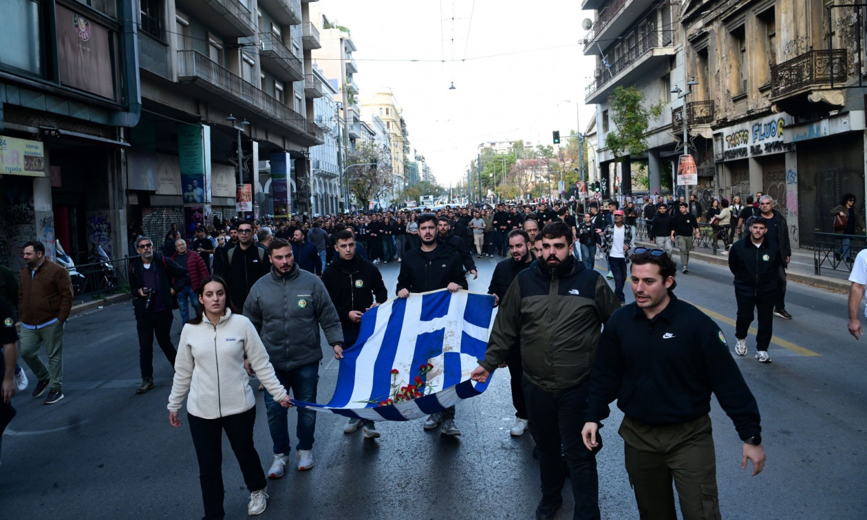 Πολυτεχνείο: Η πορεία με την αιματοβαμμένη σημαία προς την Αμερικανική Πρεσβεία