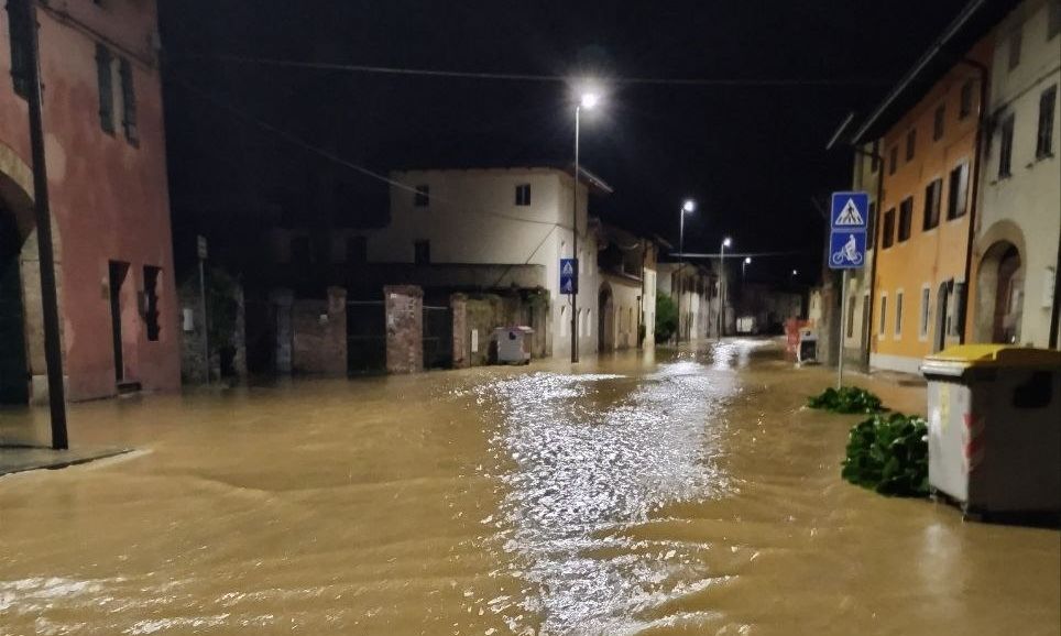 Στις λάσπες βούλιαξαν ιταλικά τουριστικά θέρετρα από πλημμύρες – Δύο αγνοούμενοι από κατολίσθηση