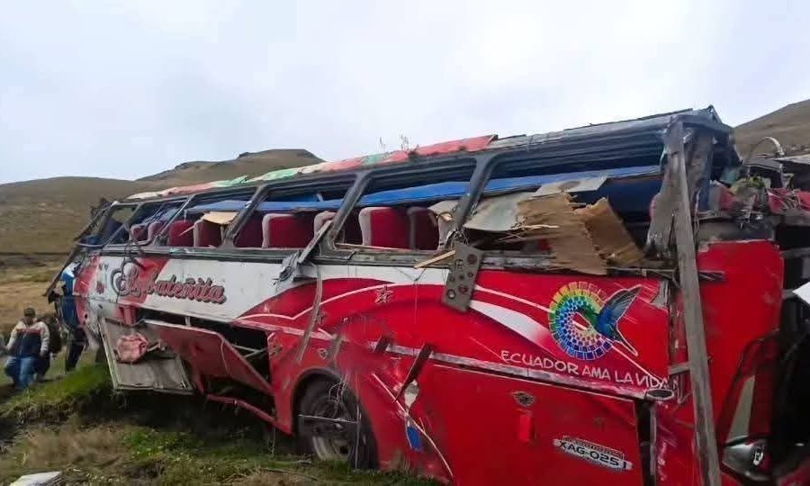 Τραγωδία στον Ισημερινό: Τουλάχιστον 21 νεκροί και 40 τραυματίες σε τροχαίο με λεωφορείο – Βίντεο