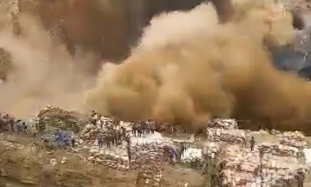 ΛΔ Κονγκό: Η σοκαριστική στιγμή που γέφυρα καταρρέει σε ορυχείο – Τουλάχιστον 80 νεκροί – Βίντεο