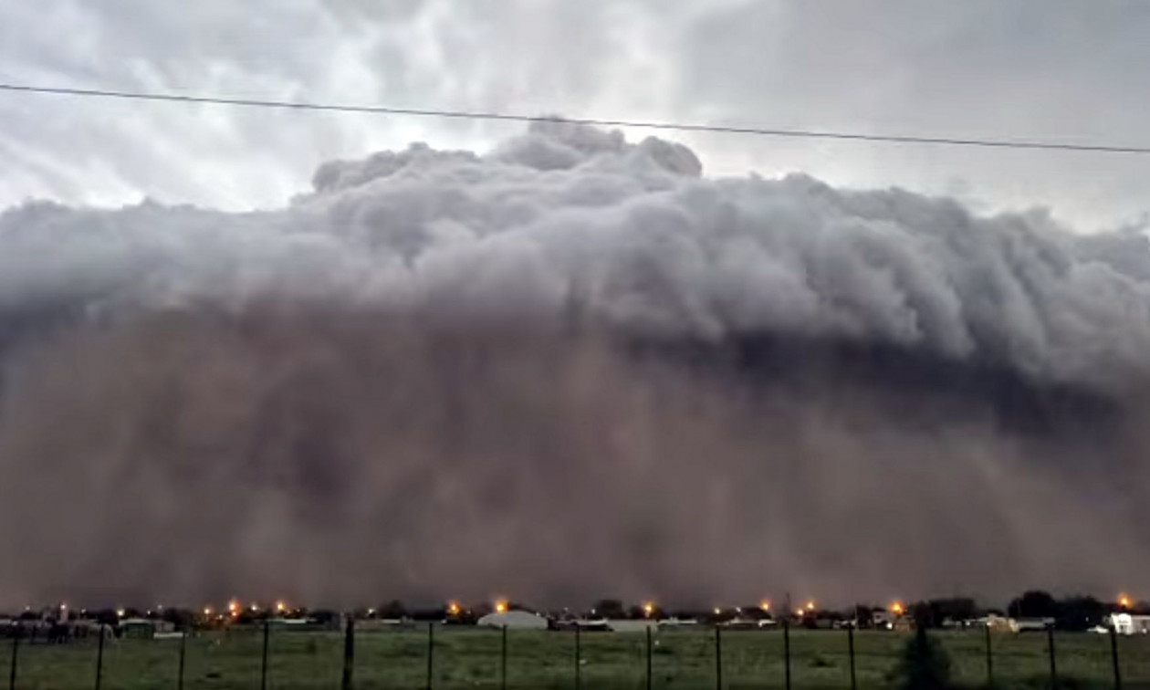 Αργεντινή: Εικόνες «Αποκάλυψης» στην Χενεράλ Βιγιέγκας – Εφιαλτική νεφομάζα «σκέπασε» την πόλη