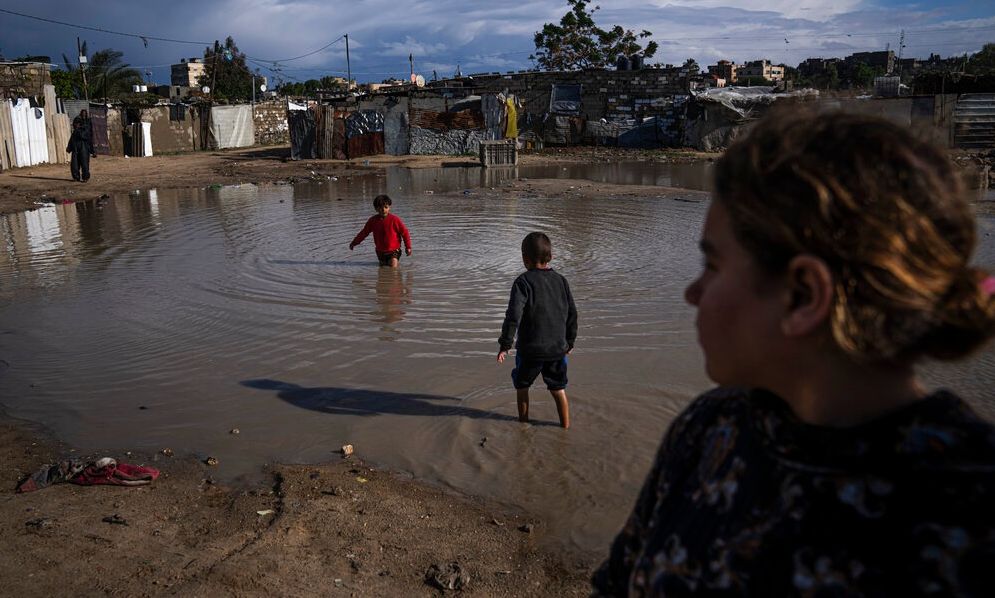 Εφιαλτικός χειμώνας στη Γάζα: Πλημμύρες, λύματα και φόβοι για έξαρση των ασθενειών
