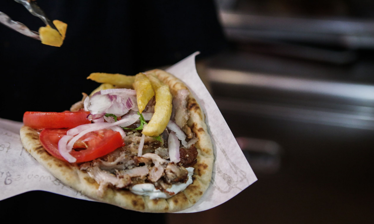 Σουβλάκι: «Ζαλίζει» η τιμή του τυλιχτού – Αγγίζει πλέον τα 5 ευρώ!