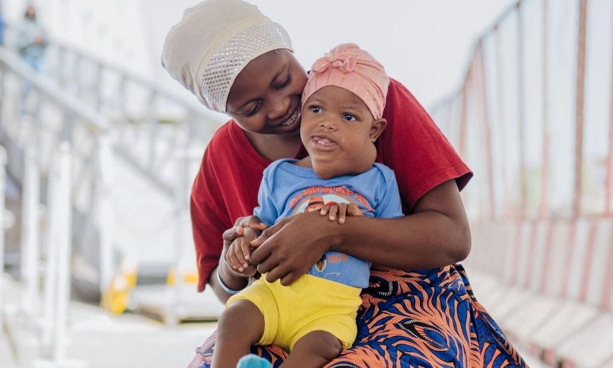 Σιέρα Λεόνε: Χειρούργος αφαίρεσε θανατηφόρο όγκο από το λαιμό μικρού κοριτσιού δωρεάν