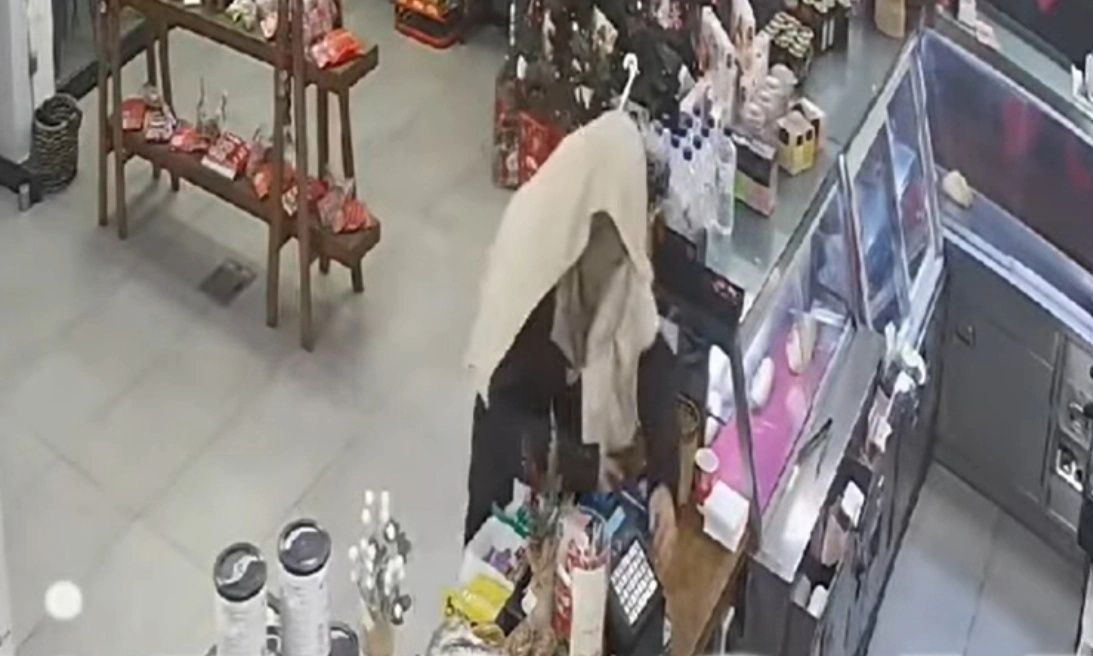 Ηλεία: Πήγε να ληστέψει καφετέρια με κατσαβίδι και… πετσέτα στο κεφάλι – Δείτε βίντεο