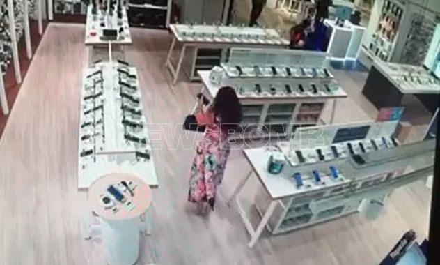 Συνελήφθη 34χρονη που έκλεψε ρούχα, κινητά και τάμπλετ αξίας 15.000 ευρώ από καταστήματα στην Αττική