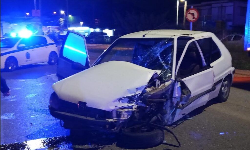 Αγρίνιο: Σφοδρή σύγκρουση αυτοκινήτων – Τρεις τραυματίες, ανάμεσά τους ένα παιδί – Εικόνες, βίντεο