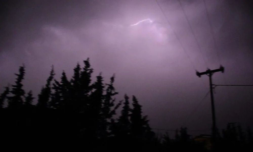 Έντονα καιρικά φαινόμενα στην Ήπειρο: Κεραυνός έπεσε σε πολυκατοικία στα Ιωάννινα
