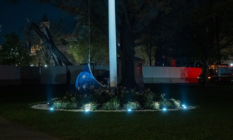 Σάλος από τη φωτογραφία με την πεσμένη στο έδαφος αμερικανική σημαία – Η απάντηση του Λευκού Οίκου