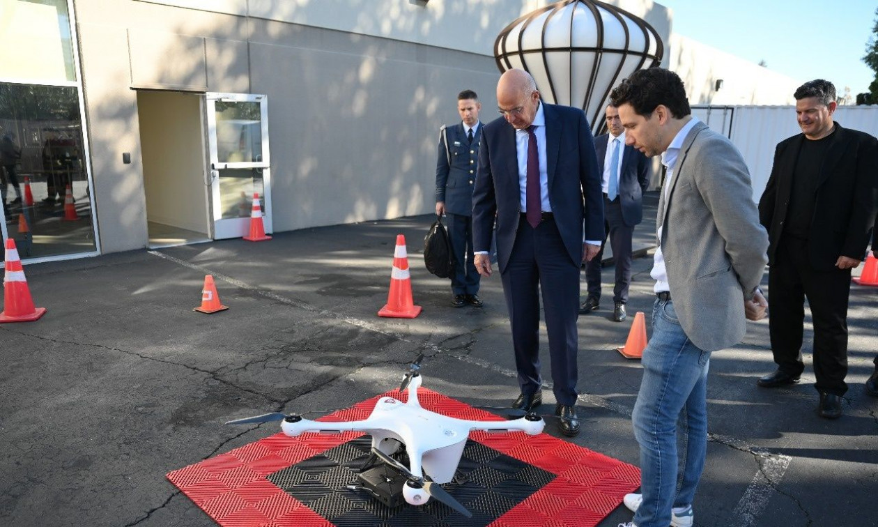 Νίκος Δένδιας: Ξεναγήθηκε στις εγκαταστάσεις εταιρείας κατασκευής drones στην Καλιφόρνια