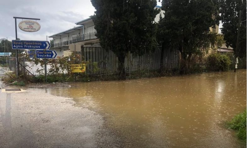 Κέρκυρα: Προβλήματα από τις έντονες βροχοπτώσεις – Πλημμύρισε ο δρόμος προς τον Άγιο Προκόπιο
