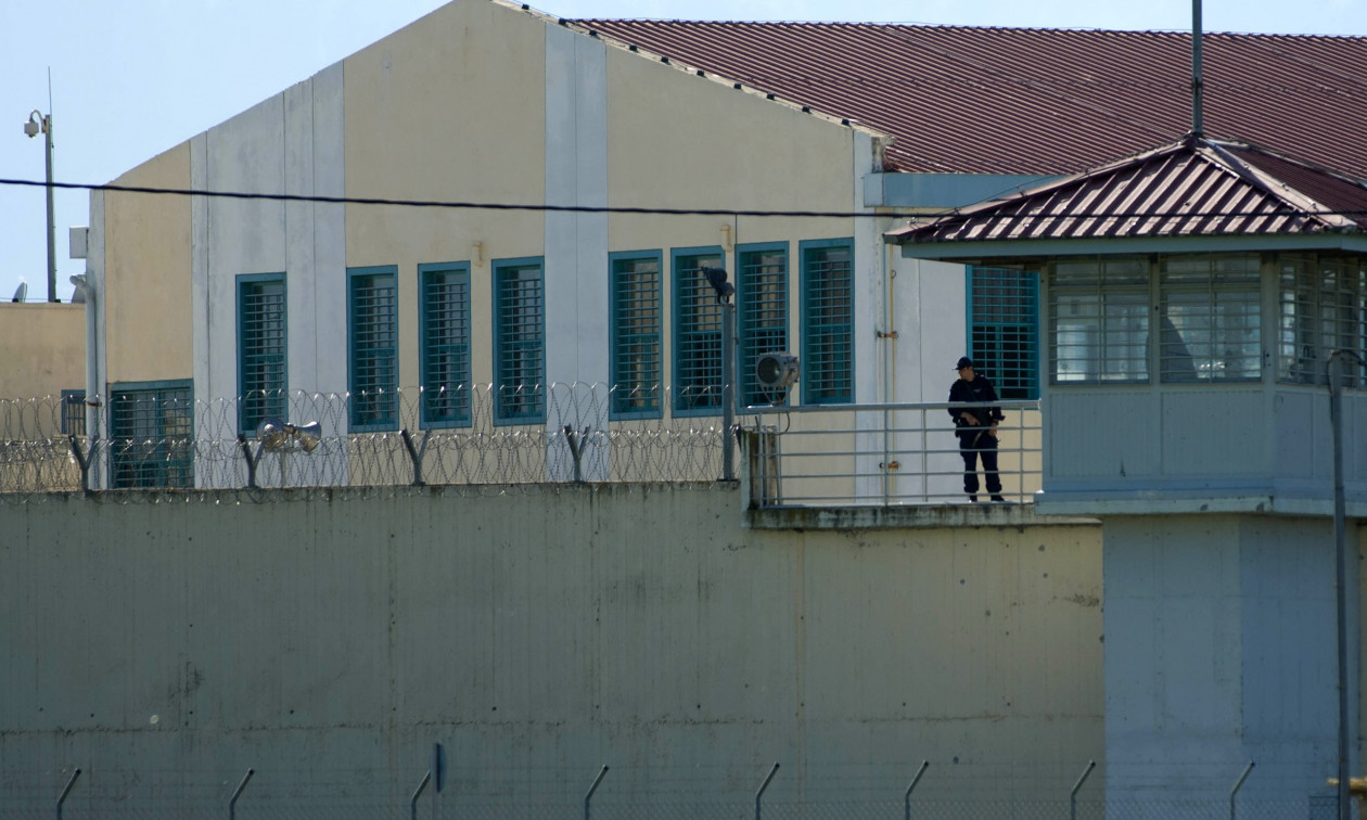 Συναγερμός στις φυλακές Τρικάλων: Κουκουλοφόροι μαχαίρωσαν κρατούμενους σε κελί